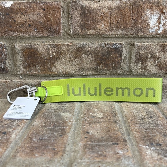 NWT Lululemon Never Lost Keychain In Sour Grape - Picture 1 of 6